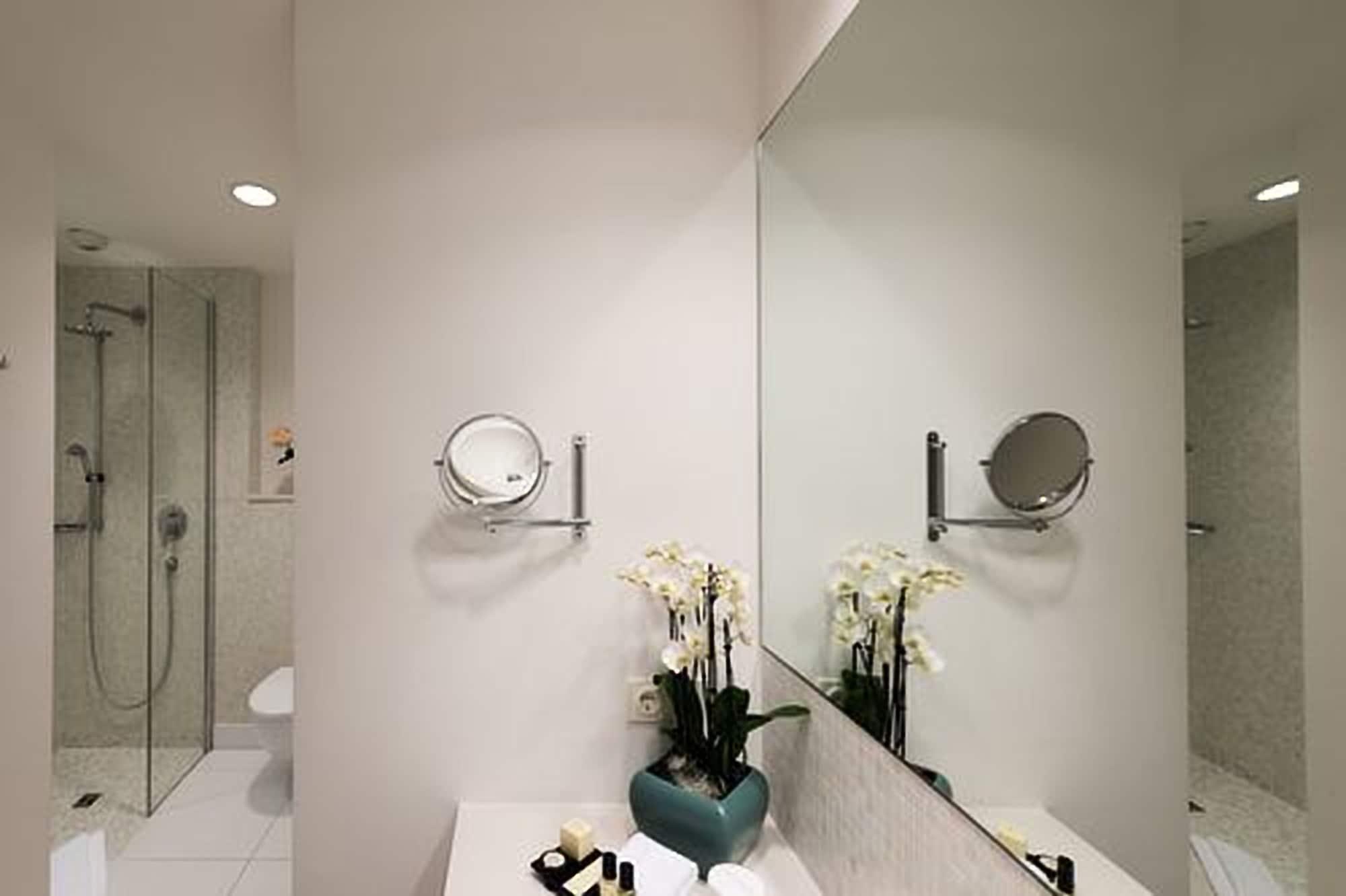 Privathotel Lindtner Hamburg Ngoại thất bức ảnh Bathroom mirror