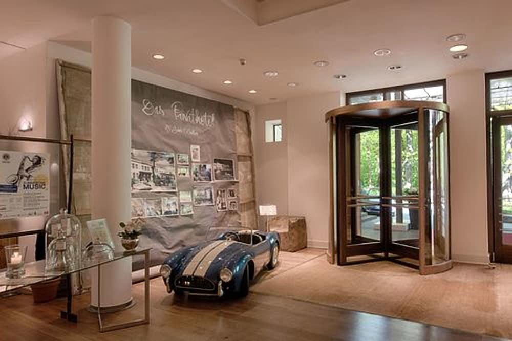 Privathotel Lindtner Hamburg Ngoại thất bức ảnh The interior of the Bentley London showroom