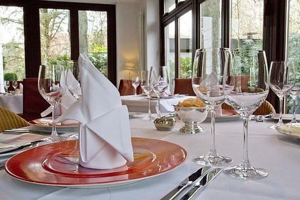 Privathotel Lindtner Hamburg Ngoại thất bức ảnh A table set for fine dining