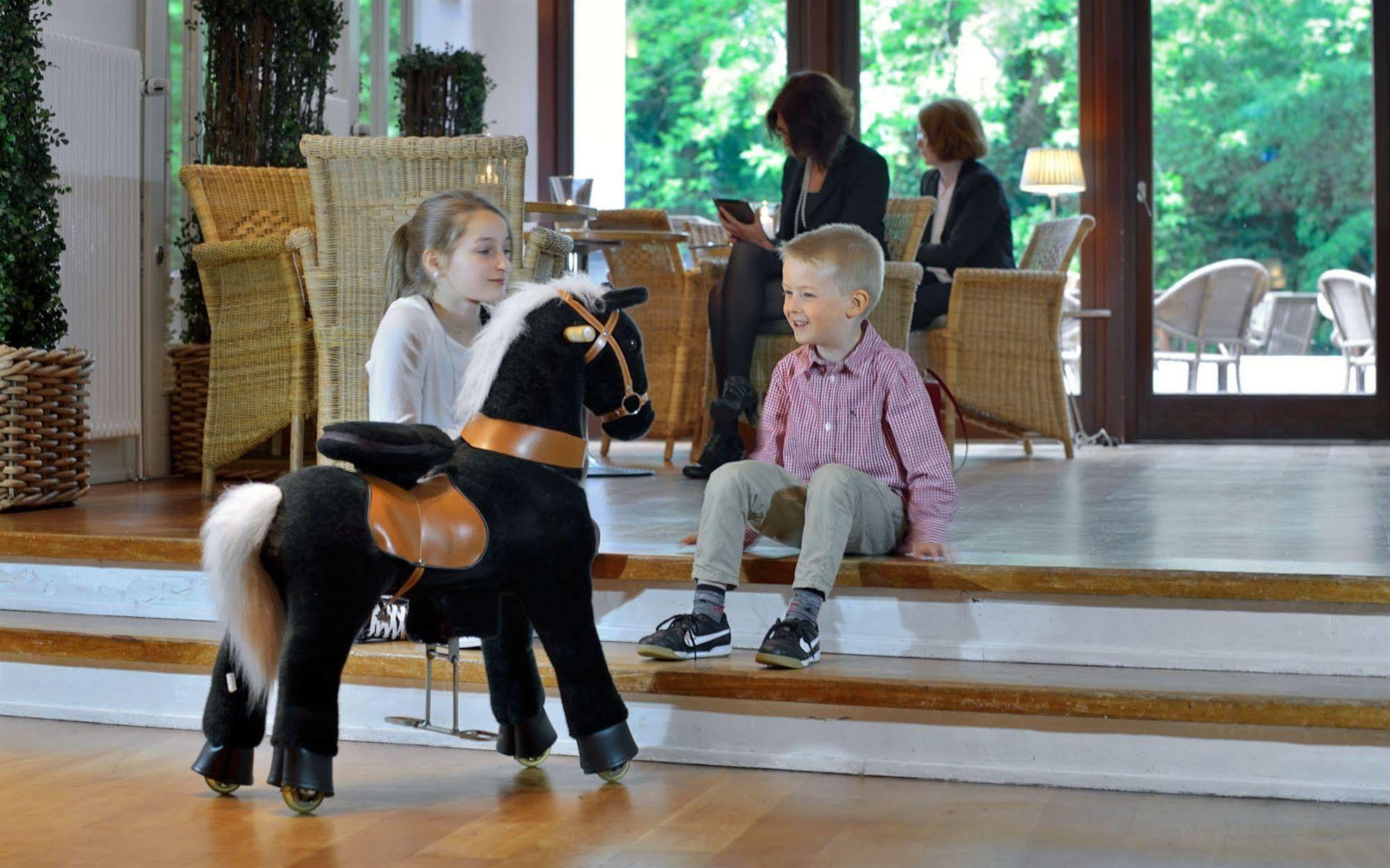 Privathotel Lindtner Hamburg Ngoại thất bức ảnh A child riding a ponycycle