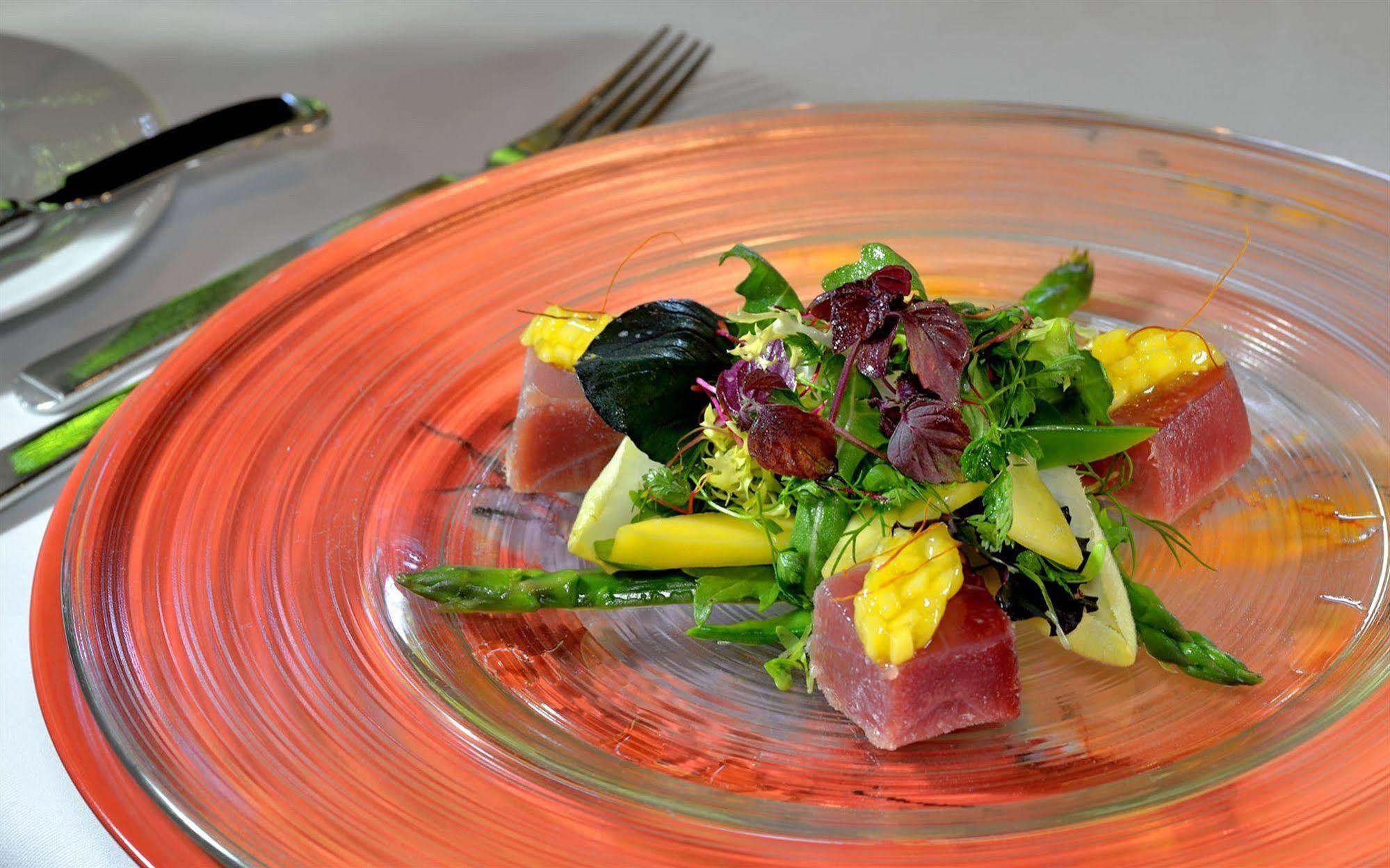 Privathotel Lindtner Hamburg Ngoại thất bức ảnh A salad of asparagus, tuna, and mango