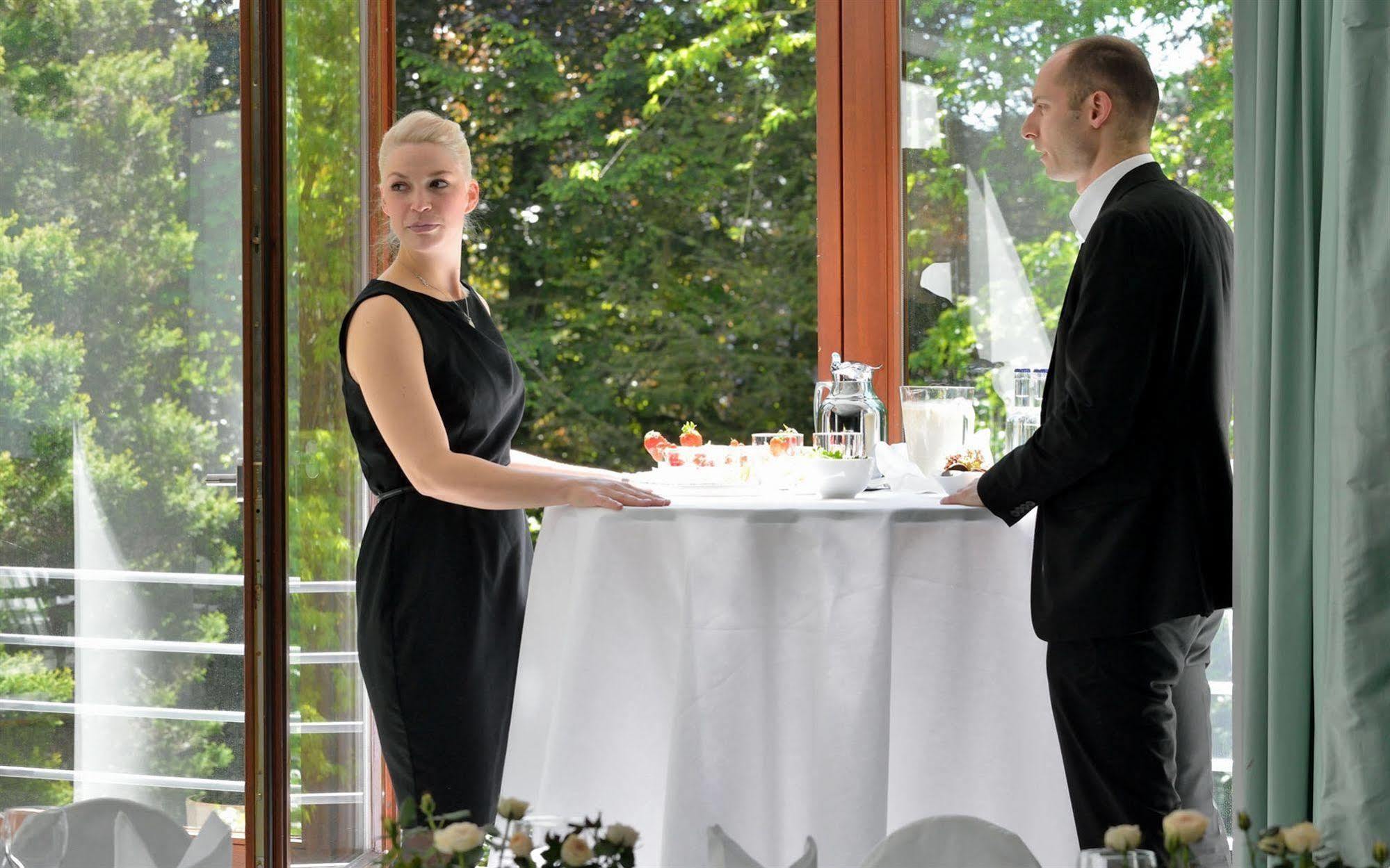 Privathotel Lindtner Hamburg Ngoại thất bức ảnh A restaurant hostess and a restaurant manager
