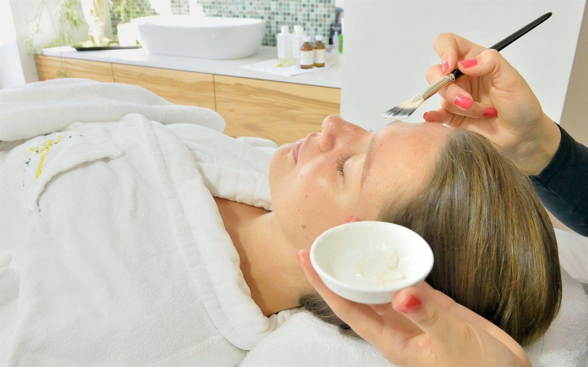 Privathotel Lindtner Hamburg Ngoại thất bức ảnh A woman receiving a facial