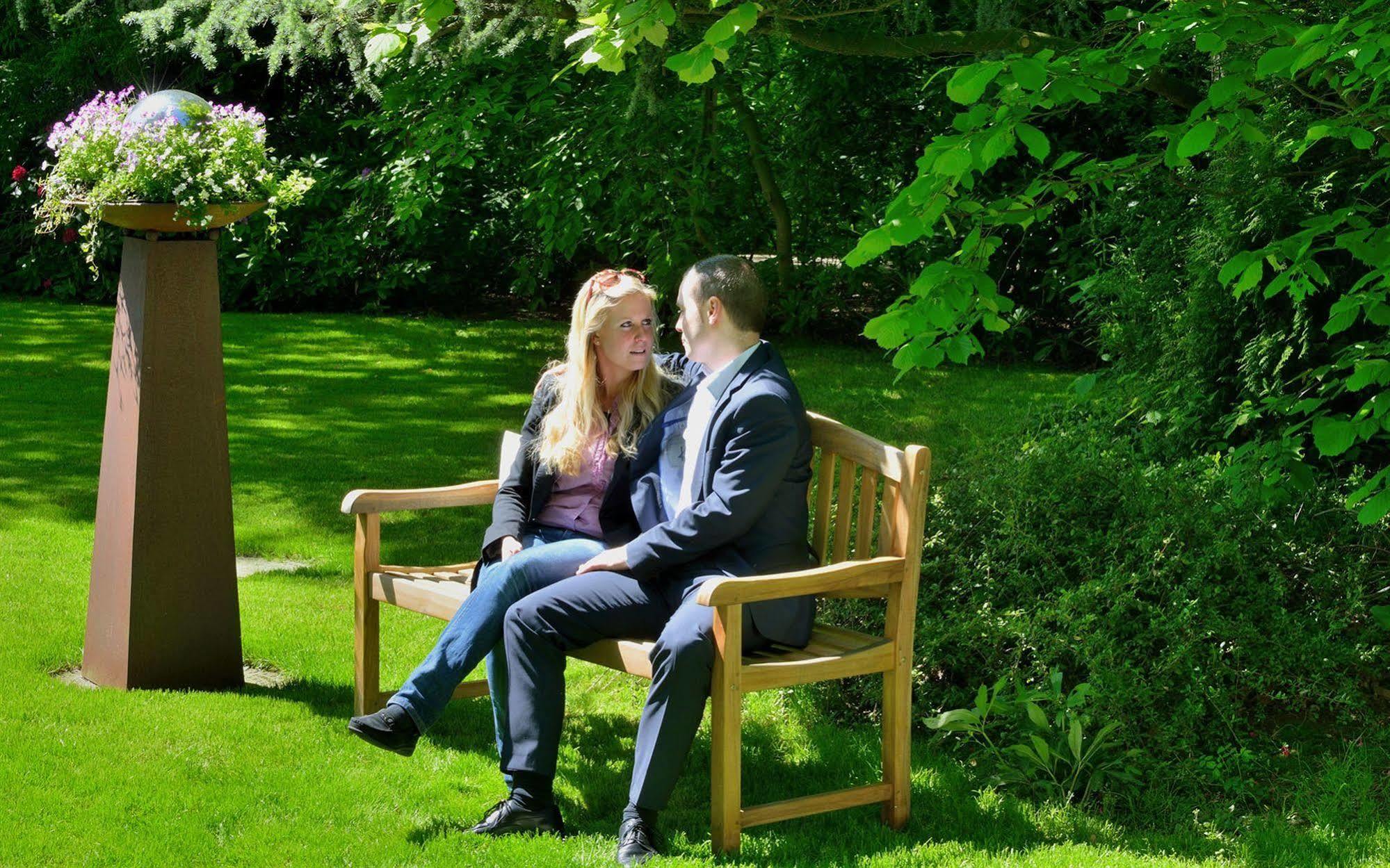 Privathotel Lindtner Hamburg Ngoại thất bức ảnh A couple sitting on a bench