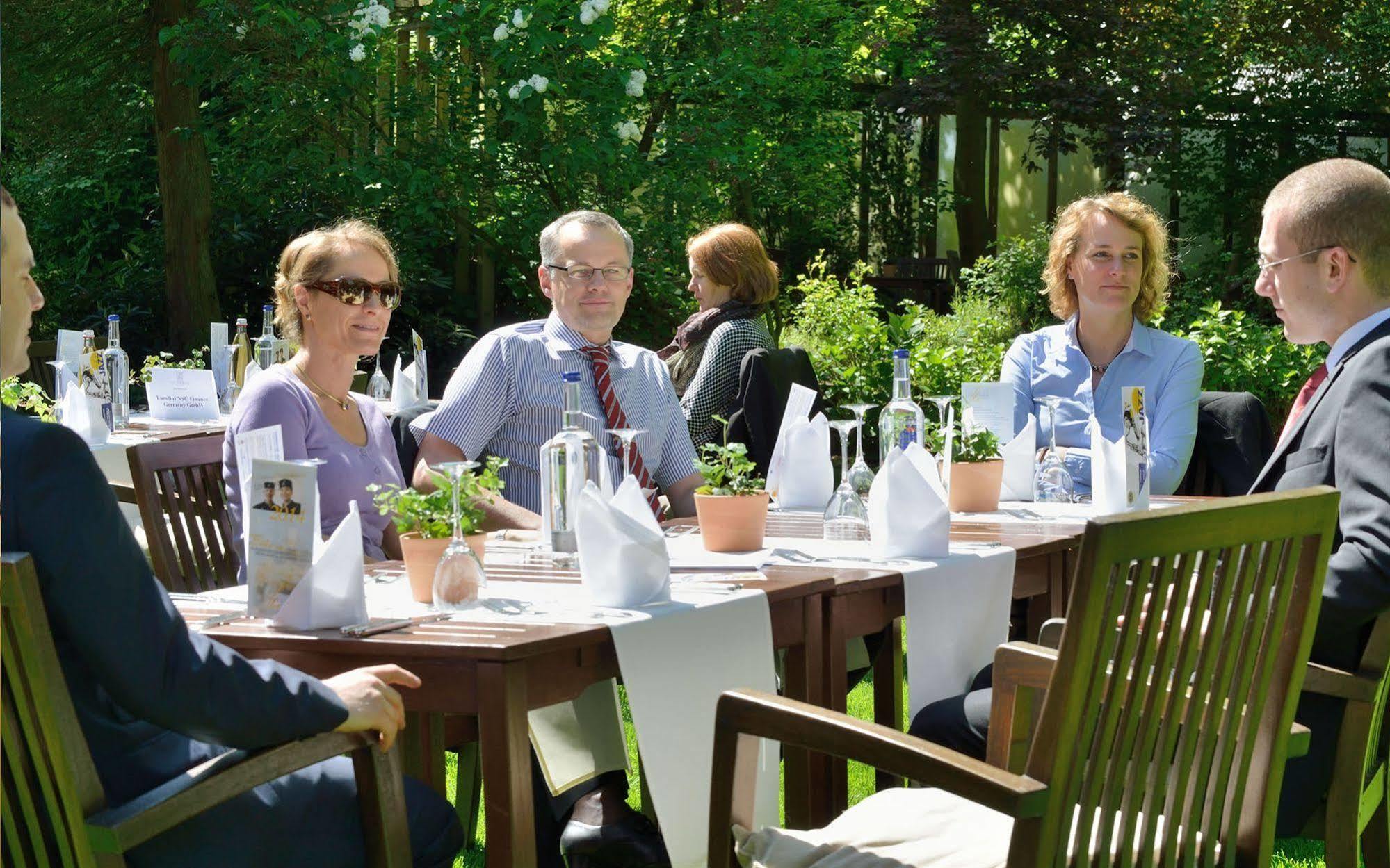 Privathotel Lindtner Hamburg Ngoại thất bức ảnh The Danish royal family at the annual garden party